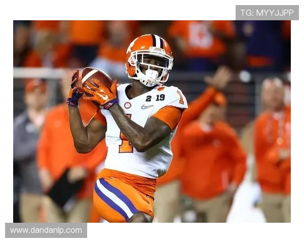 密西根大学四分卫领衔攻势表现优异 带领球队力克强敌取得胜利 密西根大学四分卫领衔攻势表现优异 带领球队力克强敌取得胜利